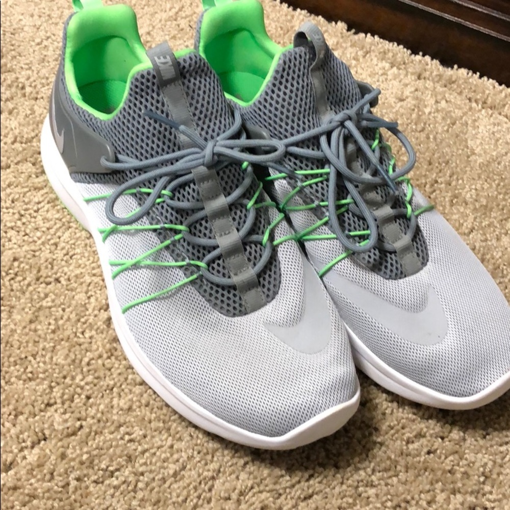 Men’s Nike shoes worn a few times!!